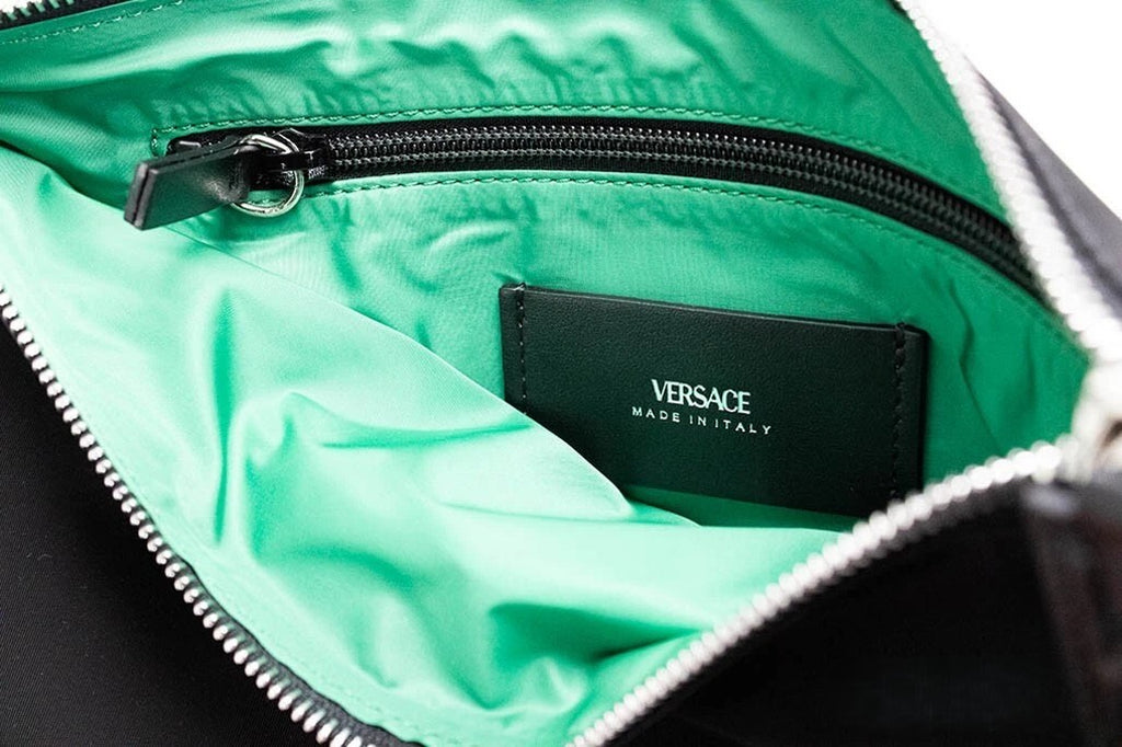 Versace Große schwarze Nylon-Pochette mit Medusa-Motiv, als Clutch und Handgelenktasche tragbar